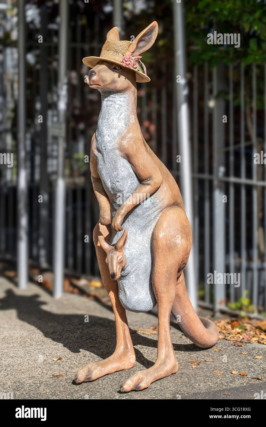 Statue d'un kangourou avec son joey au Fitzroy Gardens Visitors Centre à Melbourne, Australie. Banque D'Images