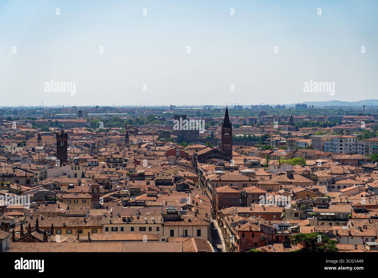 Historique Vérone Skyline avec ses tours médiévales Banque D'Images