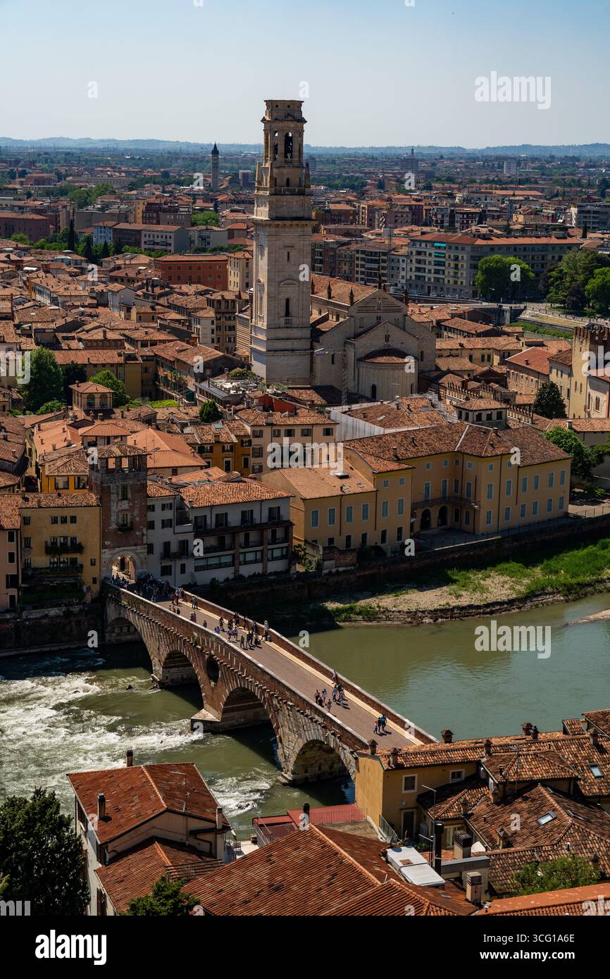Ponte Pietra et la tour de la cathédrale de Vérone au-dessus de l'Adige Banque D'Images