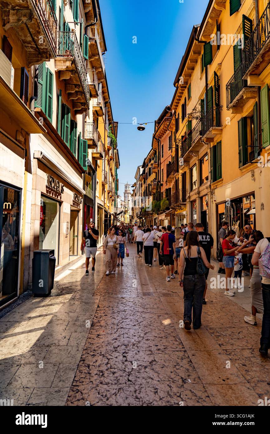 Rue commerçante piétonne via Mazzini à Vérone, Italie Banque D'Images