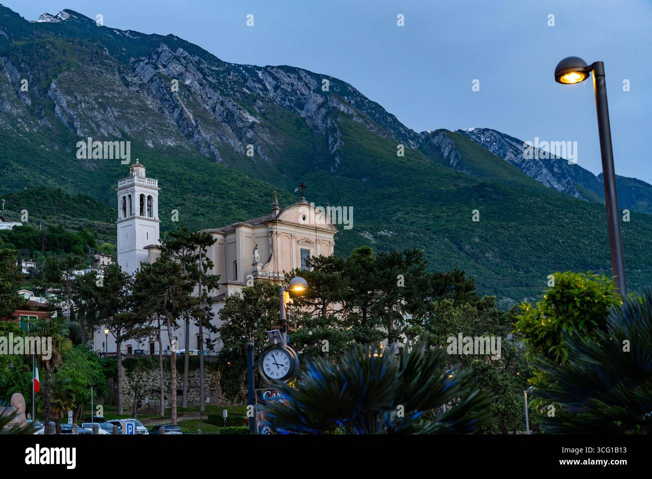 Église de San Stefano à Malcesine avec Monte Baldo, lac de Garde Banque D'Images