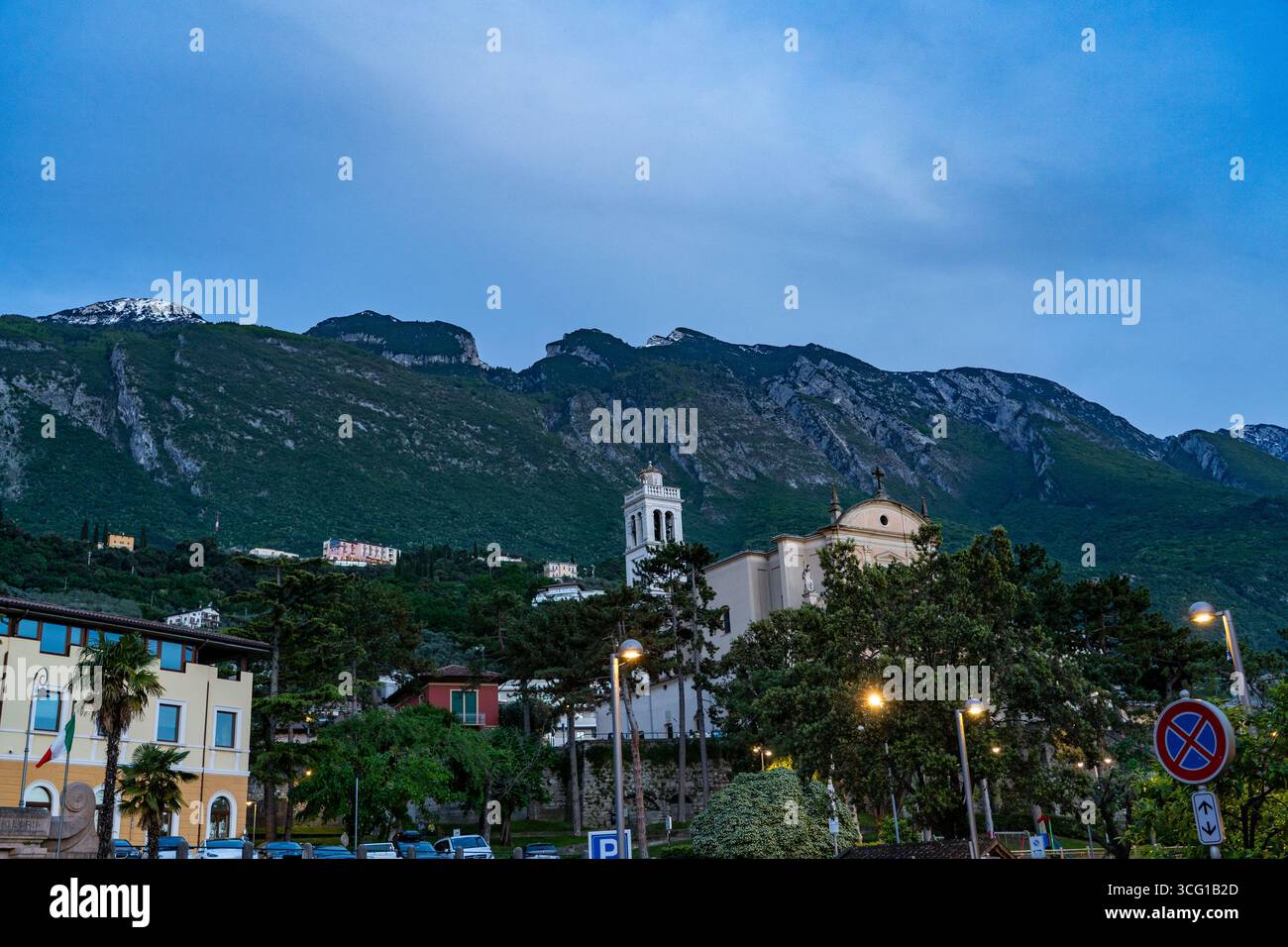 Église de San Stefano à Malcesine avec Monte Baldo, lac de Garde Banque D'Images