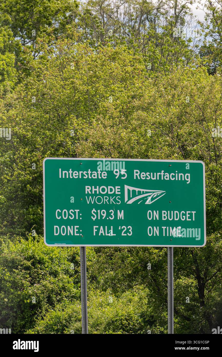 Hopkinton, Rhode Island - 2 juin 2025 : signalisation pour le Rhode Island DOT Rhode Works projet resurfaçage de l'Interstate 95 avec coût et achèvement, showi Banque D'Images