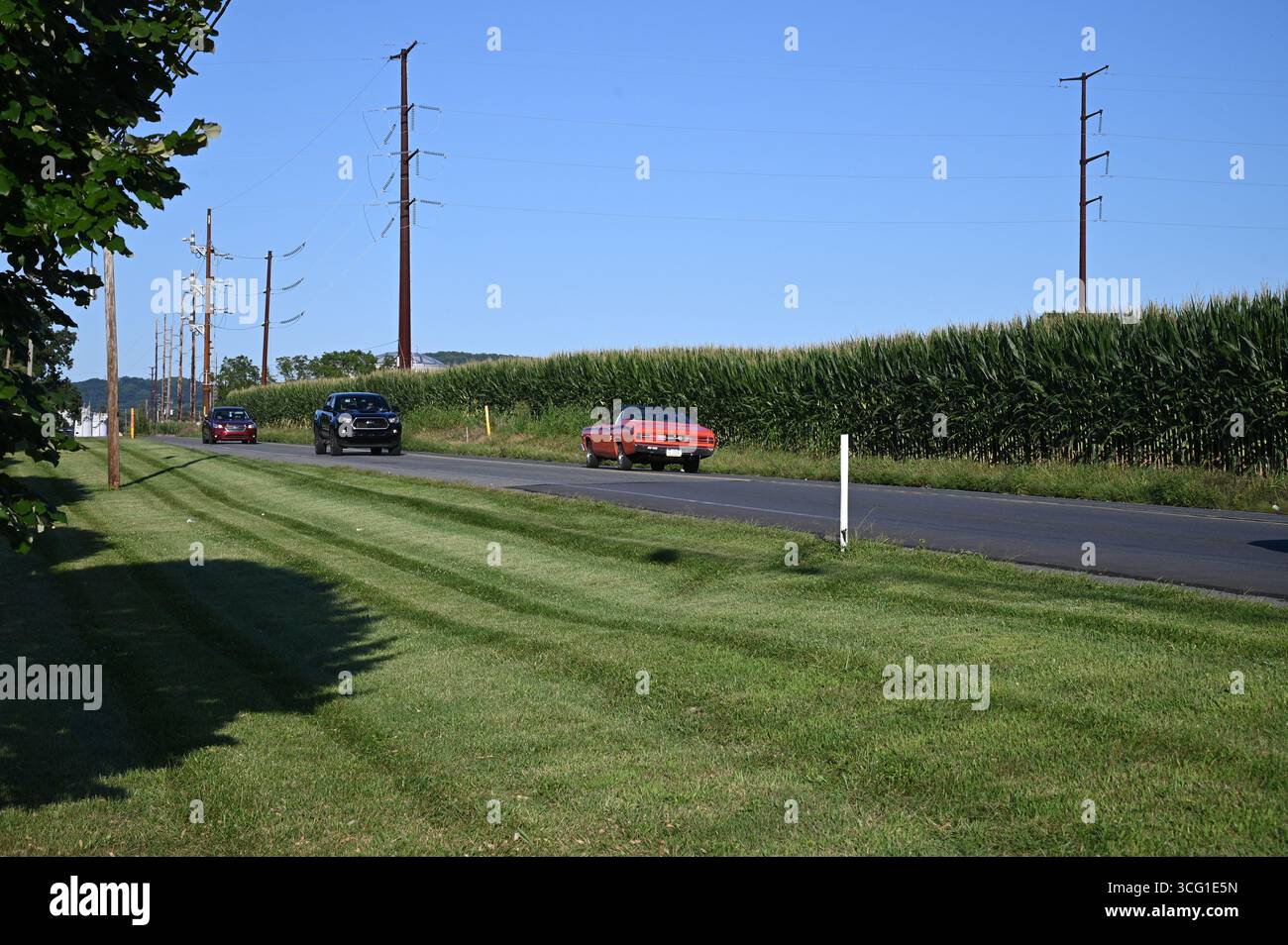 Voiture classique conduisant dans les roues du défilé du temps dans Macungie Pa. Banque D'Images