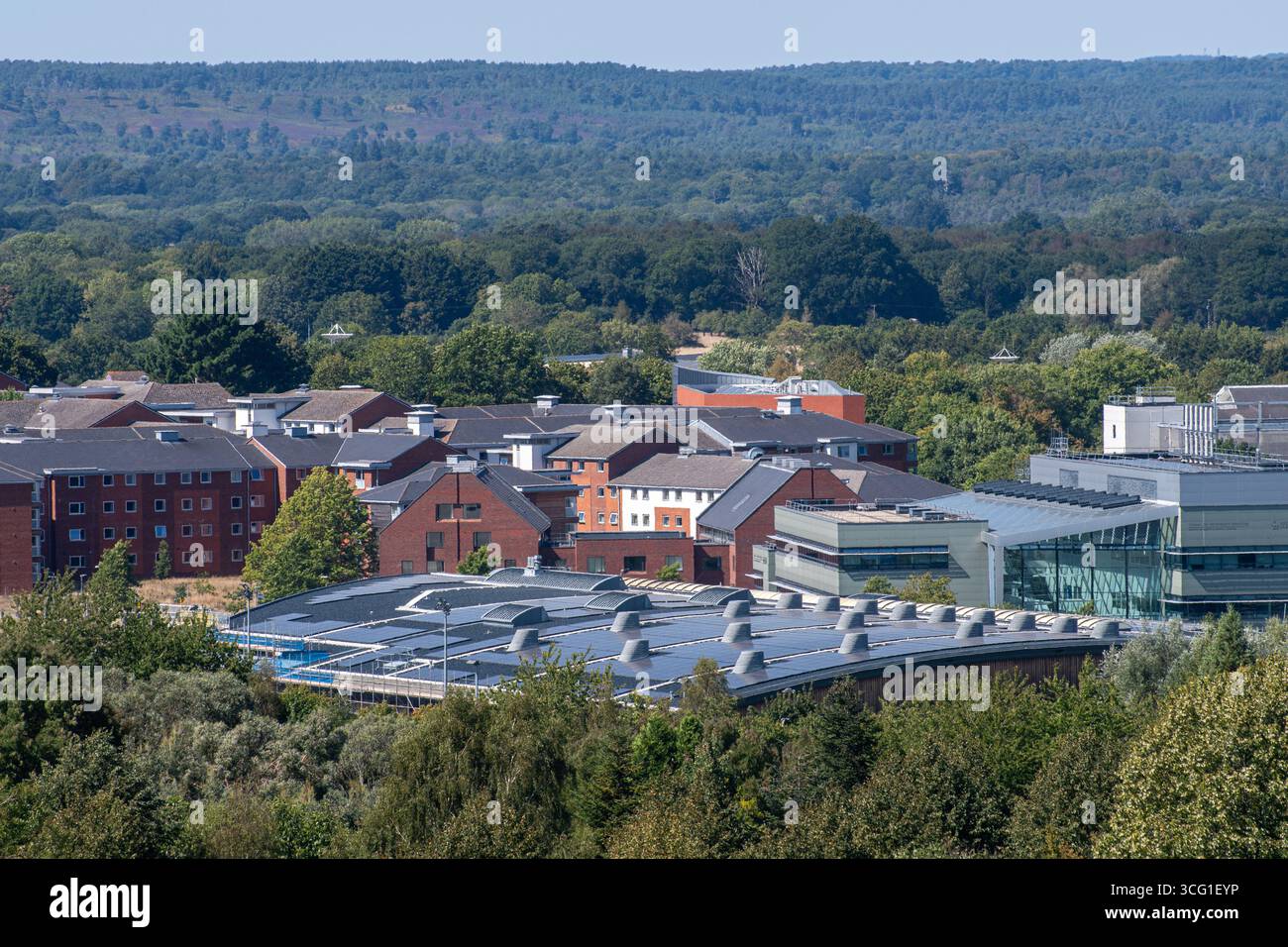 Août 2025. Université du Surrey à Guildford, Angleterre, Royaume-Uni. Le bâtiment du Surrey Sports Park a installé un réseau de 1500 panneaux solaires sur son toit fournissant plus du quart de ses besoins énergétiques. Cela réduira l’empreinte carbone du bâtiment et aidera le campus universitaire à atteindre son objectif zéro net d’ici 2030. Banque D'Images
