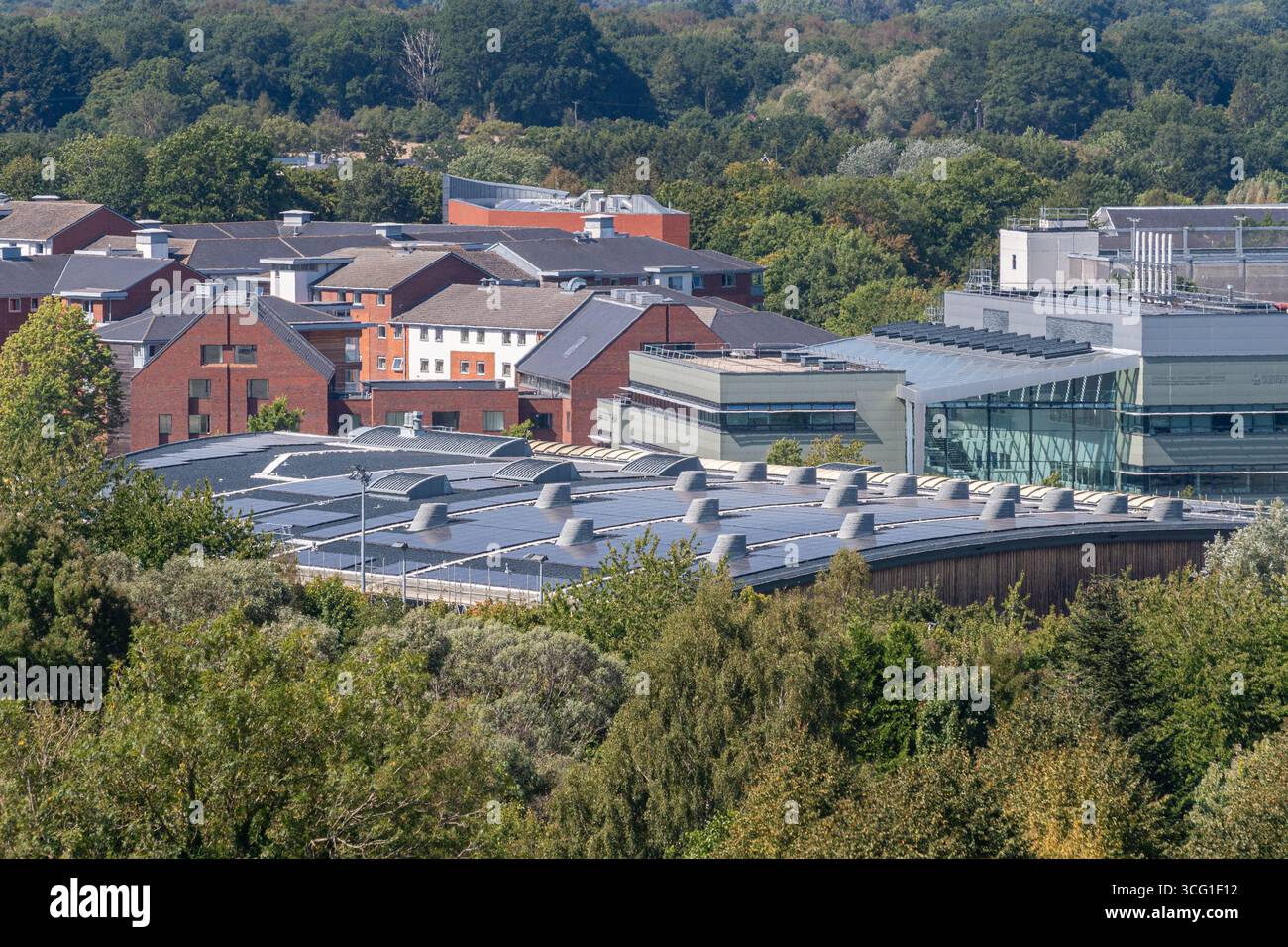 Août 2025. Université du Surrey à Guildford, Angleterre, Royaume-Uni. Le bâtiment du Surrey Sports Park a installé un réseau de 1500 panneaux solaires sur son toit fournissant plus du quart de ses besoins énergétiques. Cela réduira l’empreinte carbone du bâtiment et aidera le campus universitaire à atteindre son objectif zéro net d’ici 2030. Banque D'Images