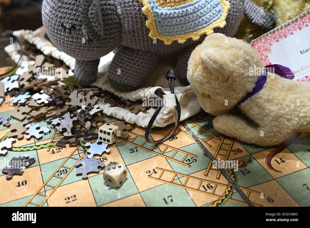 Une sélection de jouets pour enfants utilisés comme accessoires dans Downton Abbey The Auction - Bonhams London Banque D'Images