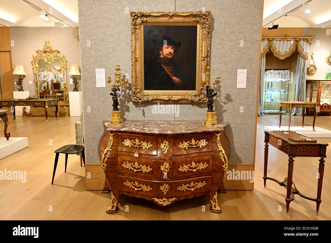 British School vers 1900, d'après Rembrandt Self Portrait Painting et kingwood français, bois de rose et bronze doré monté commode bombé - Kerfield House Banque D'Images British School vers 1900, d'après Rembrandt Self Portrait Painting et kingwood français, bois de rose et bronze doré monté commode bombé - Kerfield House Banque D'Images
