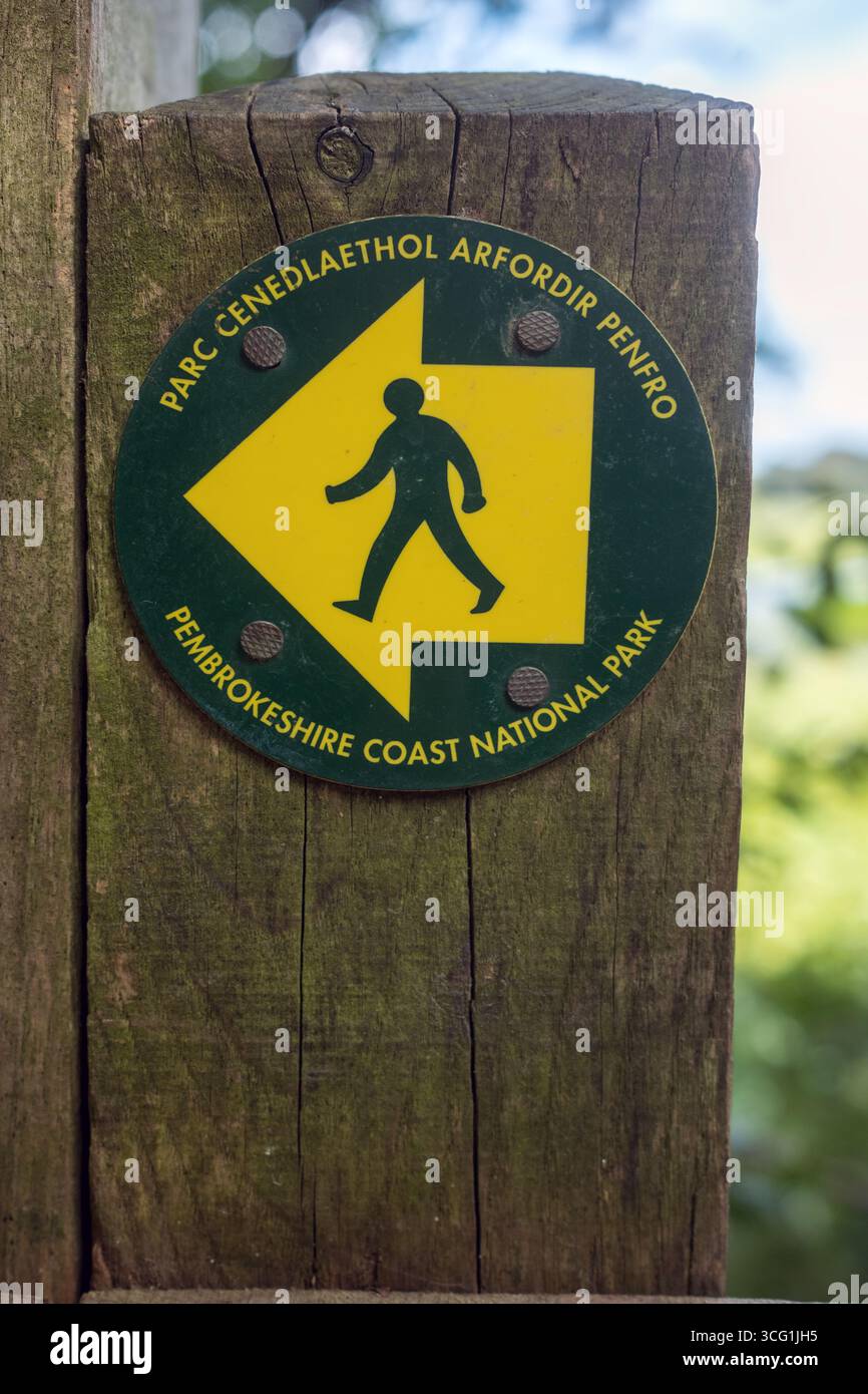 Panneau du parc national de la côte du Pembrokeshire à Bosherton dans l'ouest du pays de Galles au Royaume-Uni Banque D'Images