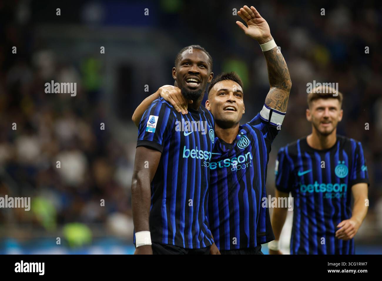 Milan, Turin. 25 août 2025. Marcus Thuram du FC Inter célébrant après un but avec Lautaro Martínez du FC Inter lors de la saison italienne de Serie A 2025/26, match de football entre le FC Inter et le Torino FC le 25 août 2025 au stade San Siro de Milan, Italie. Crédit : Nderim Kaceli/Alamy Live News Banque D'Images
