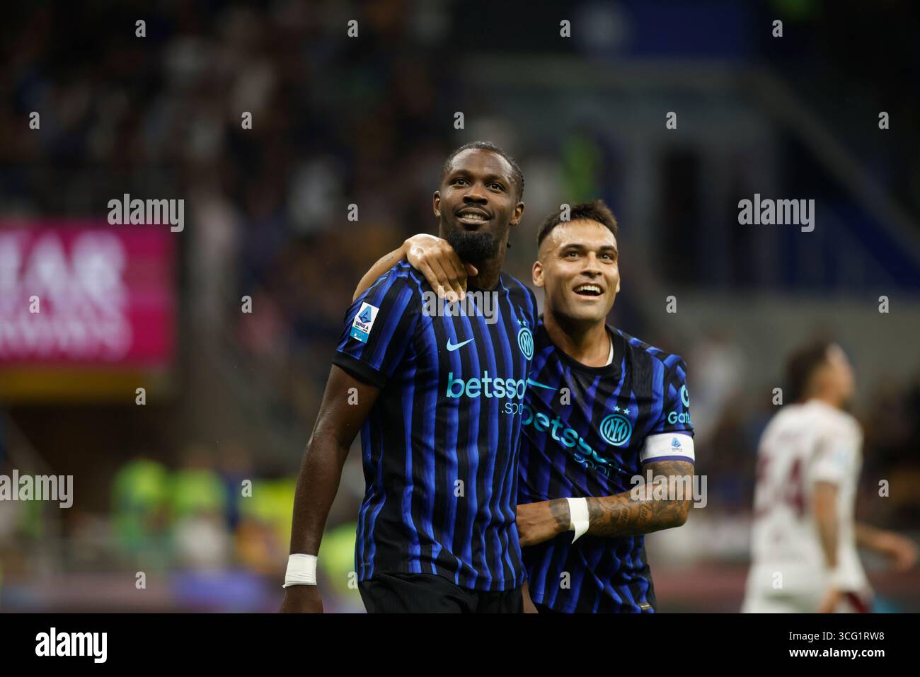 Milan, Turin. 25 août 2025. Marcus Thuram du FC Inter célébrant après un but avec Lautaro Martínez du FC Inter lors de la saison italienne de Serie A 2025/26, match de football entre le FC Inter et le Torino FC le 25 août 2025 au stade San Siro de Milan, Italie. Crédit : Nderim Kaceli/Alamy Live News Banque D'Images