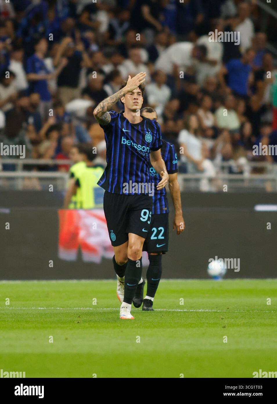 Milan, Turin. 25 août 2025. Alessandro Bastoniof FC Inter célébrant après un but lors de la saison italienne de Serie A 2025/26, match de football entre le FC Inter et le Torino FC le 25 août 2025 au stade San Siro de Milan, Italie. Crédit : Nderim Kaceli/Alamy Live News Banque D'Images