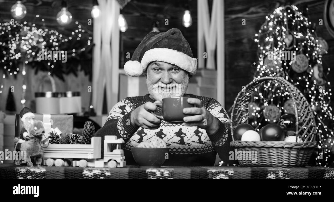 Se sentir bien à la maison. Père noël homme senior buvant du thé. Célébration du nouvel an. Grand-père avec mug. Célébration des vacances d'hiver. Boisson chaude. Noël Banque D'Images