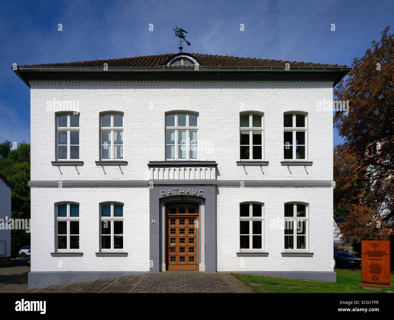 Odenthal, Allemagne août 25 2025 : Hôtel de ville de la petite ville d'Odenthal dans la région de Bergisches Land par une journée ensoleillée avec un ciel bleu Banque D'Images