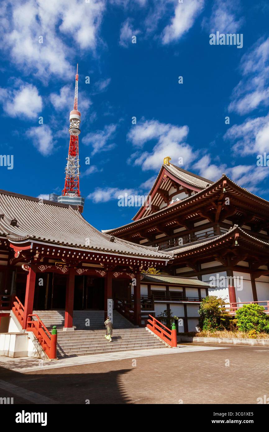 Le Japon entre tradition et modernité. Architecture traditionnelle côte à côte avec la tour de Tokyo moderne Banque D'Images