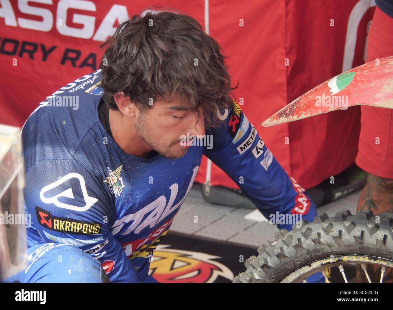 Pilote de l'équipe KTM Andrea Verona dans le paddock aux Championnats du monde d'Enduro 2025 en cours à Bergame Banque D'Images