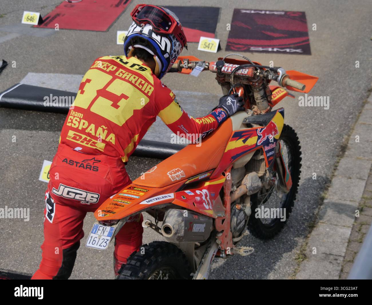 Josep Garcia, champion du monde d'Enduro en titre, dans le paddock aux Championnats du monde d'Enduro 2025 en cours à Bergame Banque D'Images