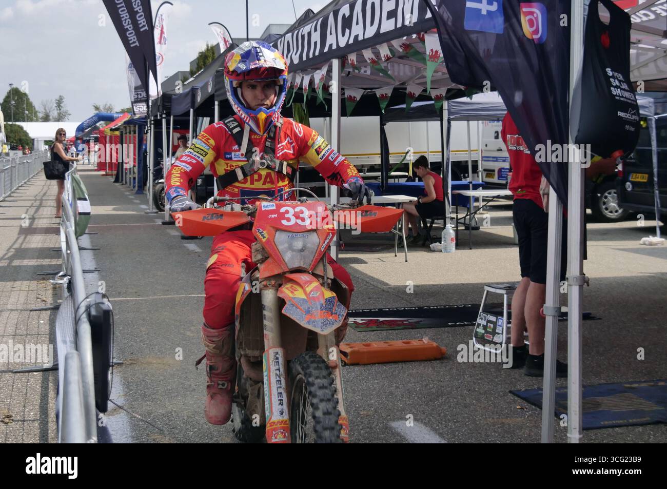Josep Garcia, champion du monde d'Enduro en titre, dans le paddock aux Championnats du monde d'Enduro 2025 en cours à Bergame Banque D'Images