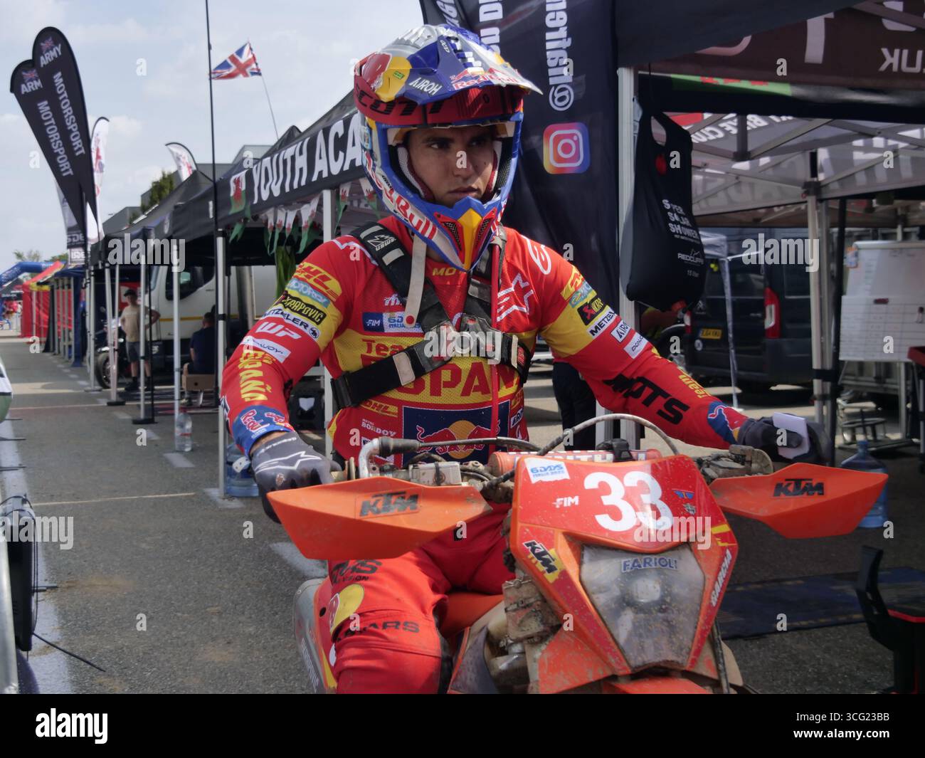 Josep Garcia, champion du monde d'Enduro en titre, dans le paddock aux Championnats du monde d'Enduro 2025 en cours à Bergame Banque D'Images
