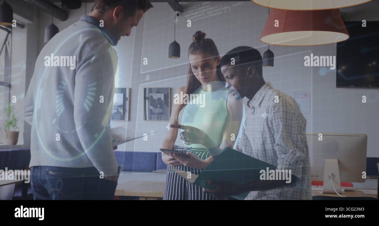 Collaboration de collègues examinant la tablette et le dossier dans un bureau ouvert avec superposition holographique Banque D'Images
