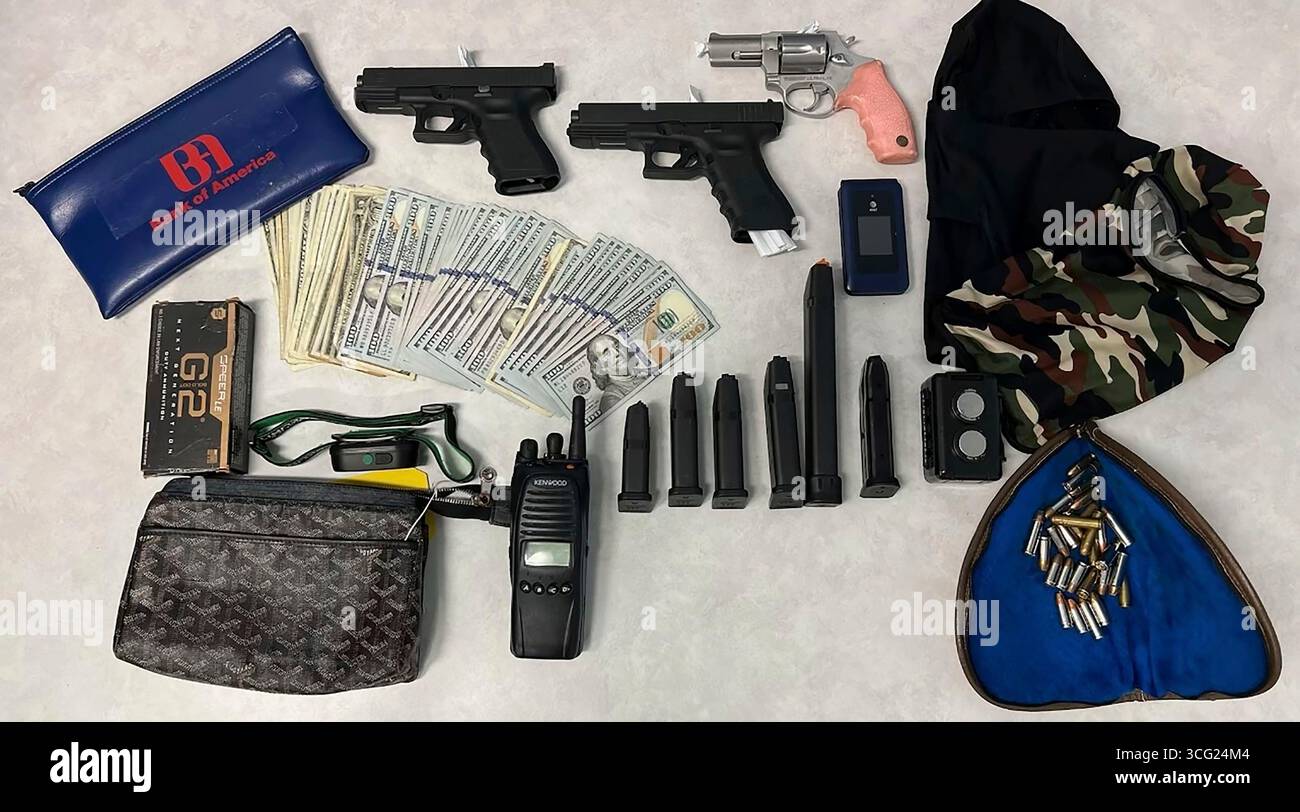 This undated photo provided by the Los Angeles Police Department shows firearms, cash, and stolen valuables recovered from an operation on Wednesday, Aug. 20, 2025, that led to the arrests of members of a burglary crew suspected of nearly 100 break-ins in the Los Angeles area. (LAPD via AP) Banque D'Images