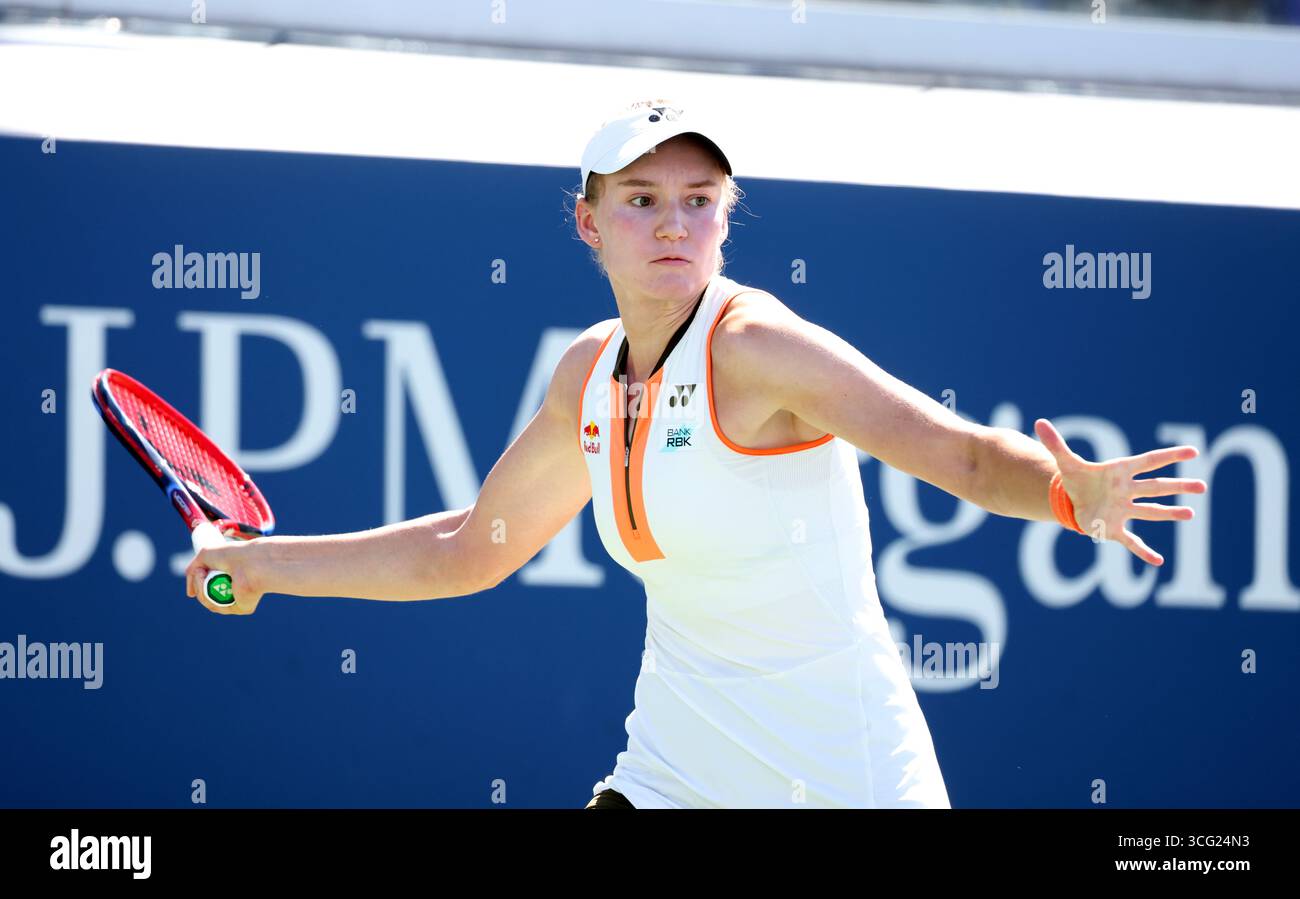 Flushing Meadows, New York - numéro 9 Elena Rybakina, Kazakhstan. 25 août 2025. Lors du match du tour d’ouverture contre Julieta Pareja, des États-Unis, le jour d’ouverture à l’US Open. Raducanu a remporté le match en sets consécutifs pour passer au deuxième tour. Crédit : Adam Stoltman/Alamy Live News Banque D'Images