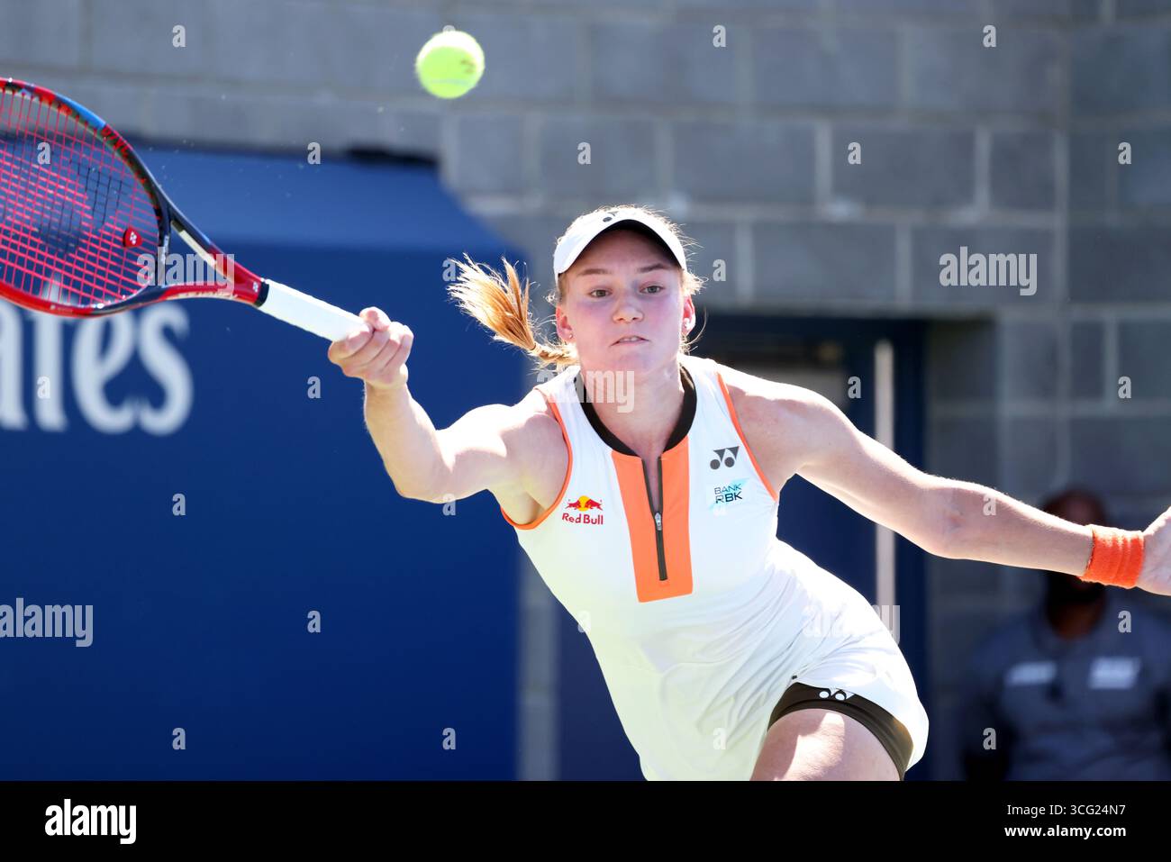 Flushing Meadows, New York - numéro 9 Elena Rybakina, Kazakhstan. 25 août 2025. Lors du match du tour d’ouverture contre Julieta Pareja, des États-Unis, le jour d’ouverture à l’US Open. Raducanu a remporté le match en sets consécutifs pour passer au deuxième tour. Crédit : Adam Stoltman/Alamy Live News Banque D'Images