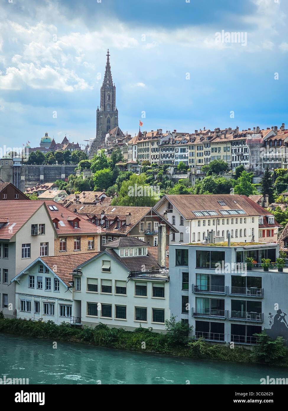 Vue de Berne Minster et de la vieille ville avec la rivière Aar au premier plan - Berne, Suisse Banque D'Images