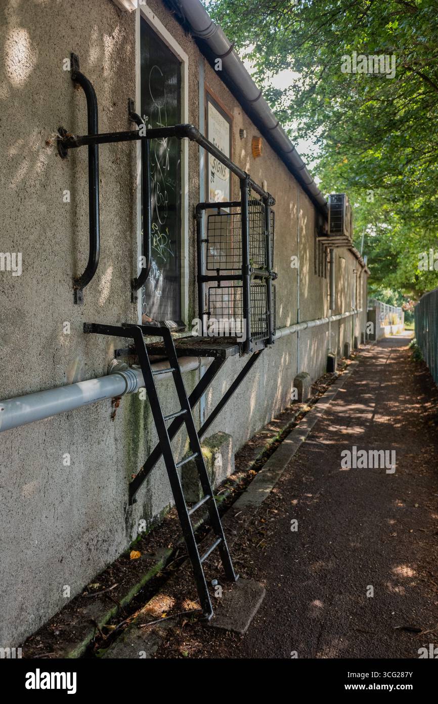 Août 2025 - des incendies s'échappent à l'arrière des magasins dans le village de Cheddar, Somerset, Angleterre, Royaume-Uni. Banque D'Images