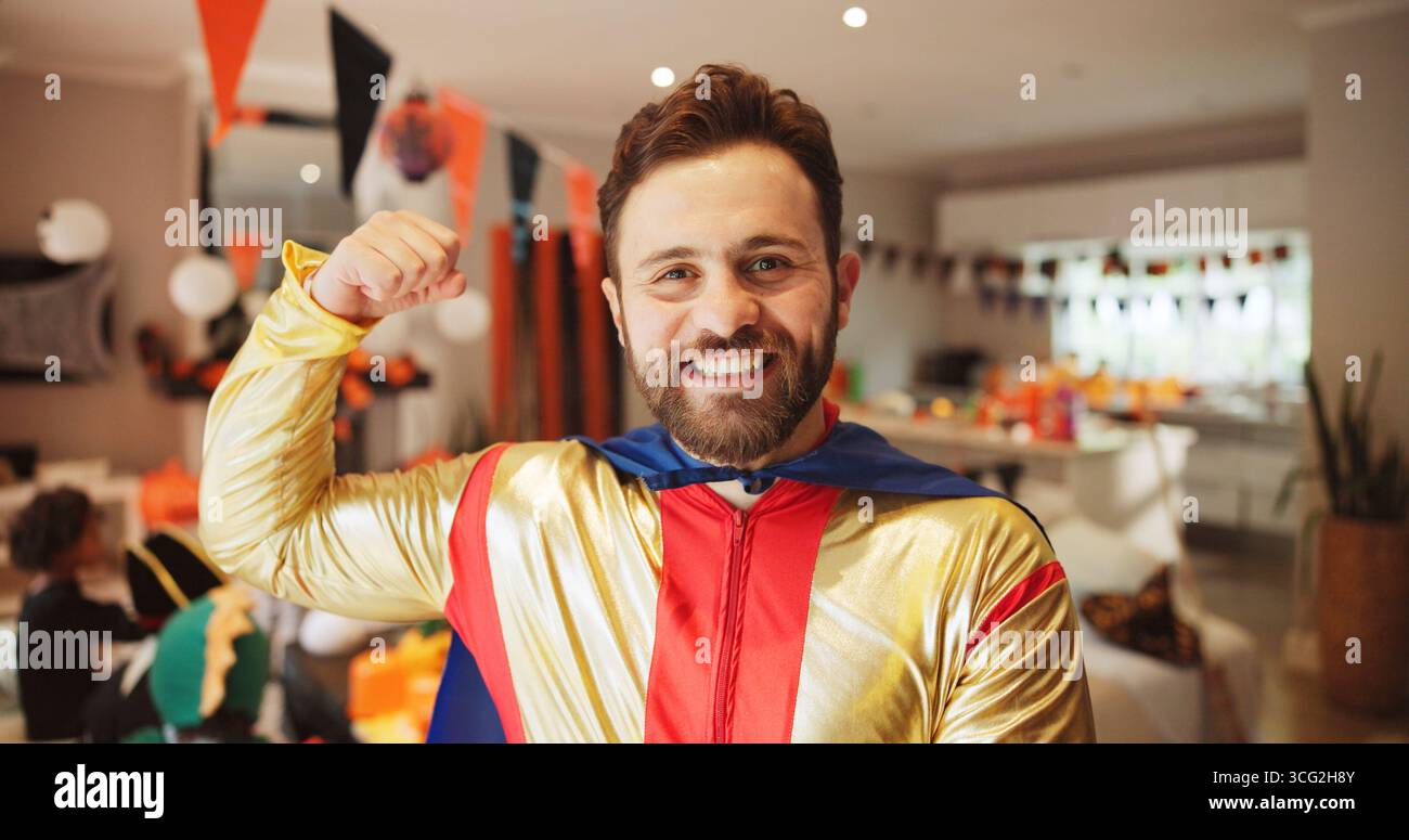 Flex, heureux et portrait de l'homme avec costume à la maison pour la fête d'halloween, célébration ou événement. Sourire, super-héros et personne masculine avec bicep pour Banque D'Images