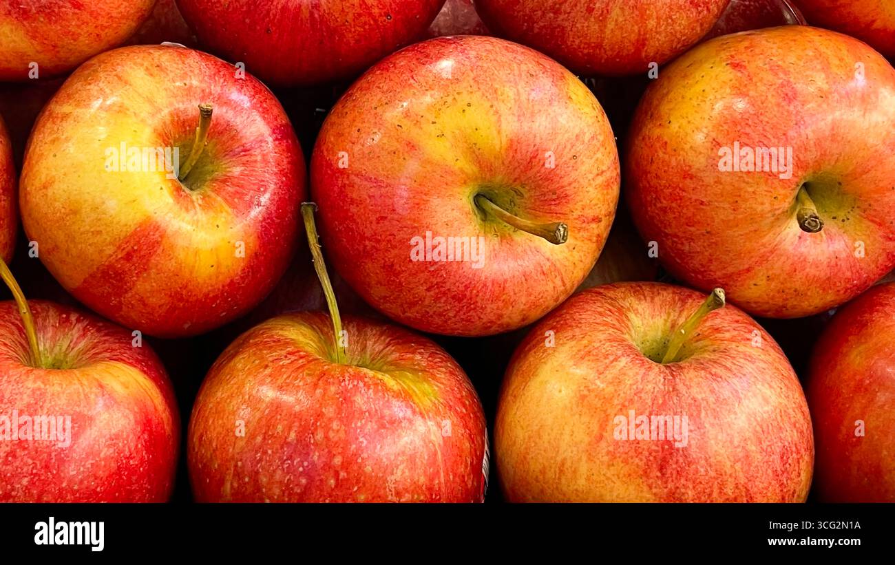 vue de dessus d'un tas de pommes rouges - Image de stock capturée avec un smartphone