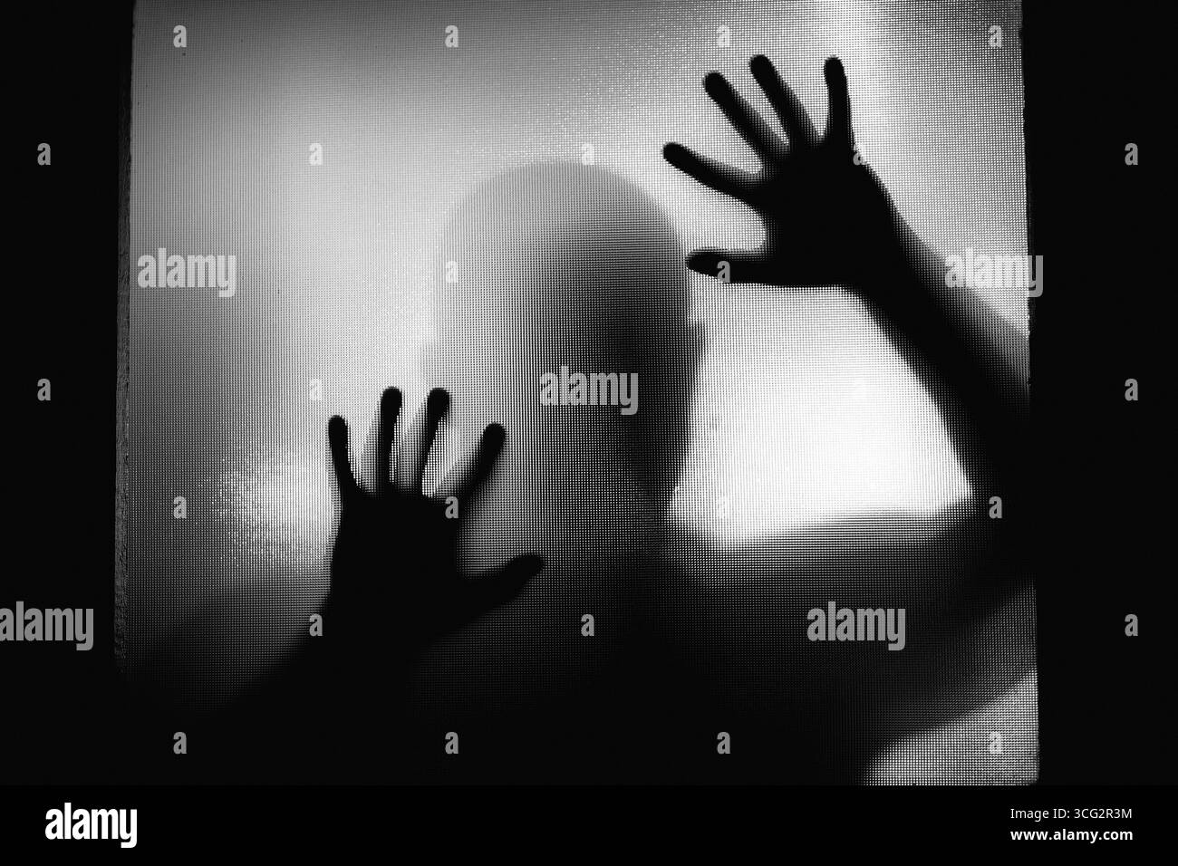 Horreur, arrière-plan d'halloween - figure d'ombre derrière le verre d'un homme Banque D'Images