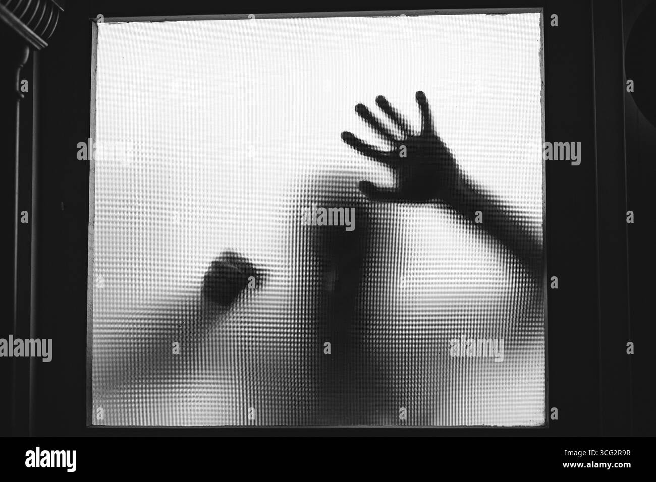 Horreur, arrière-plan d'halloween - figure d'ombre derrière le verre d'un homme Banque D'Images