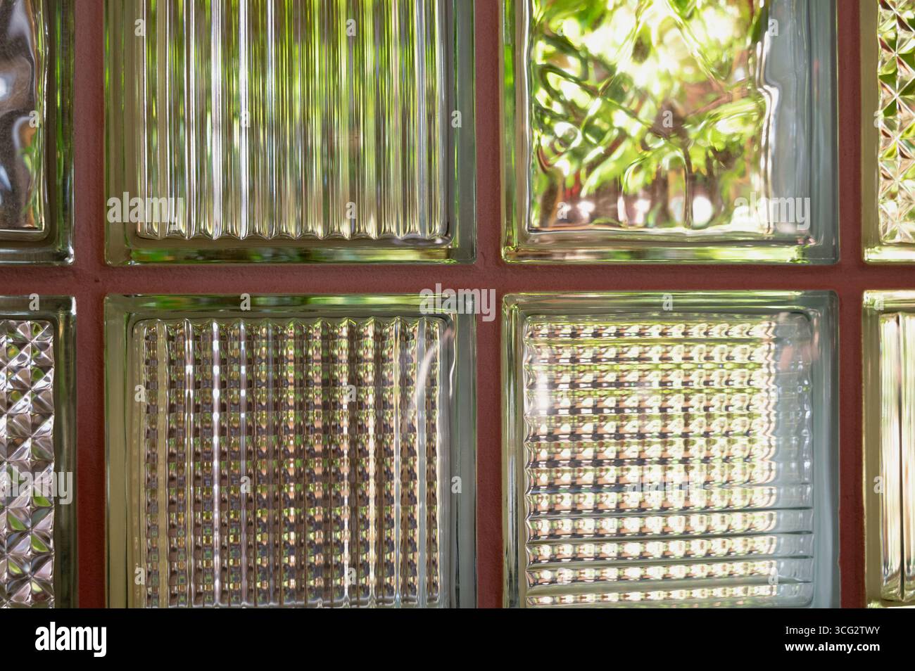 Un arrangement exquis de blocs de verre magnifiquement texturés qui crée une réflexion lumineuse étonnante et fascinante Banque D'Images