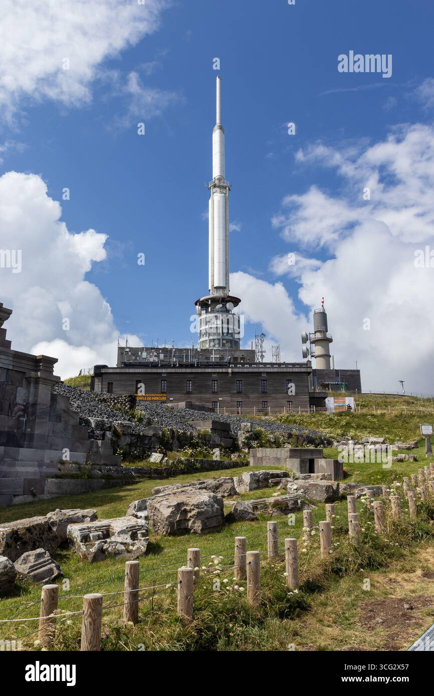 Antenne de télévision et le Temple spatial de Mercure au sommet du volcan Puy de Dôme près de Clermont-Ferrand en Auvergne. Le si Banque D'Images