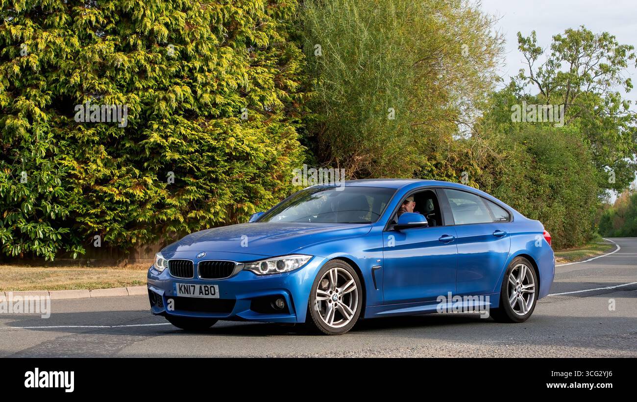 Whittlebury,Norhants,UK - 23 août 2025 : 2017 bleu BMW 420d Gran Coupe m voiture de sport conduisant sur une route britannique Banque D'Images