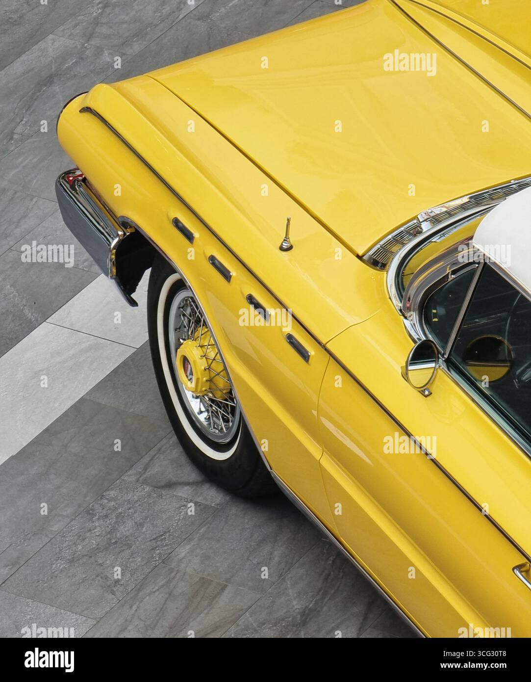 Partie avant du cabriolet 1962 Buick Electra 225 2 portes jaune - vue de dessus : aile avant, capot long, porte conducteur, roue avant. Banque D'Images