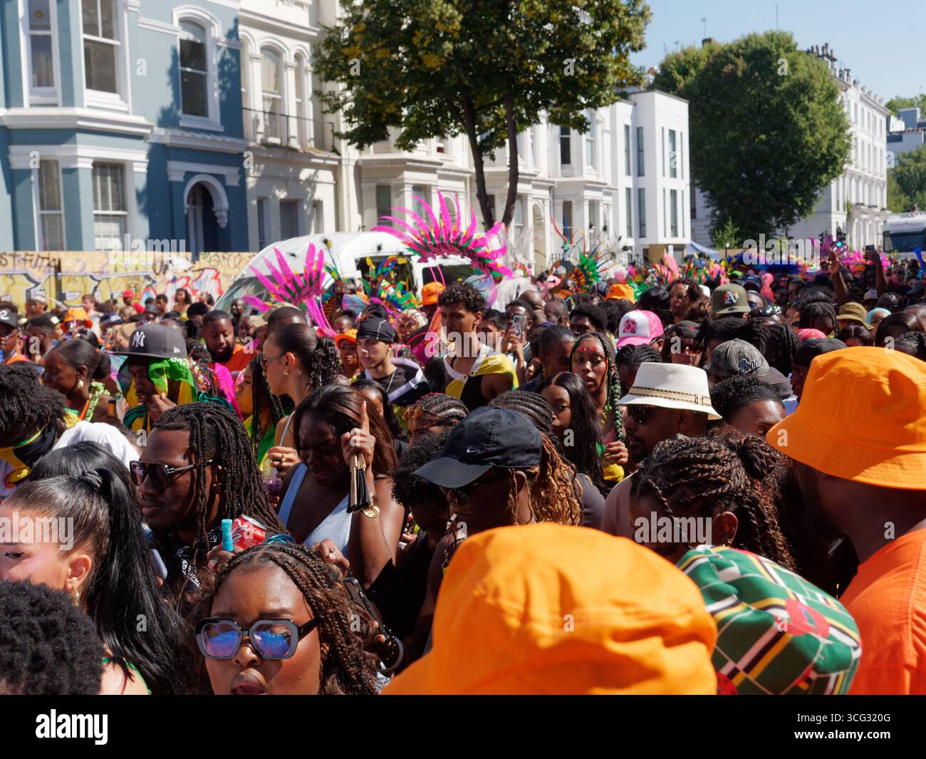 Foules pendant le carnaval de Notting Hill, Londres. Angleterre 25 août 2025 Banque D'Images