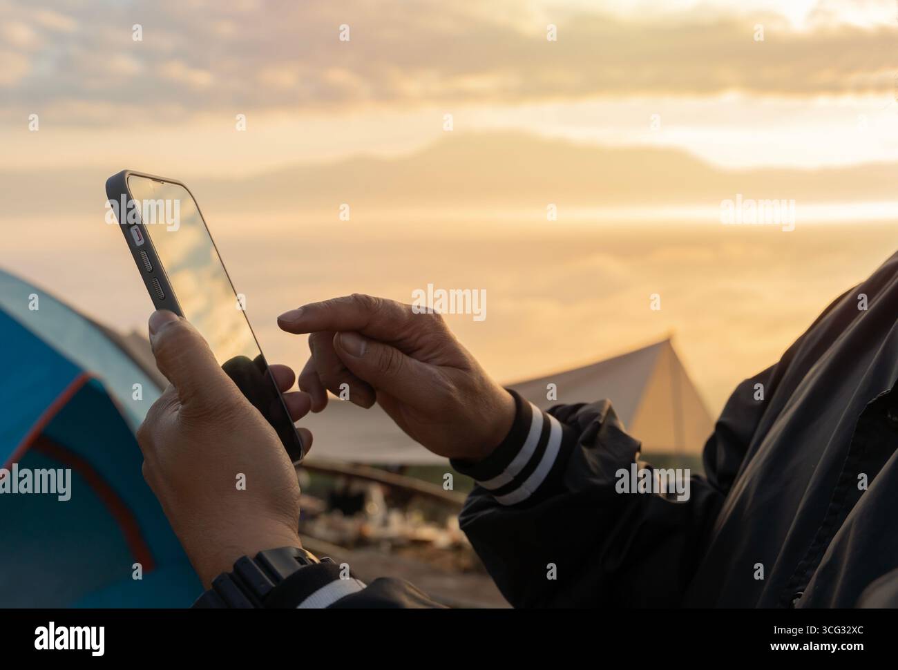Vue latérale du touriste masculin avec téléphone s'amuser à l'extérieur. Concept de voyage. Banque D'Images