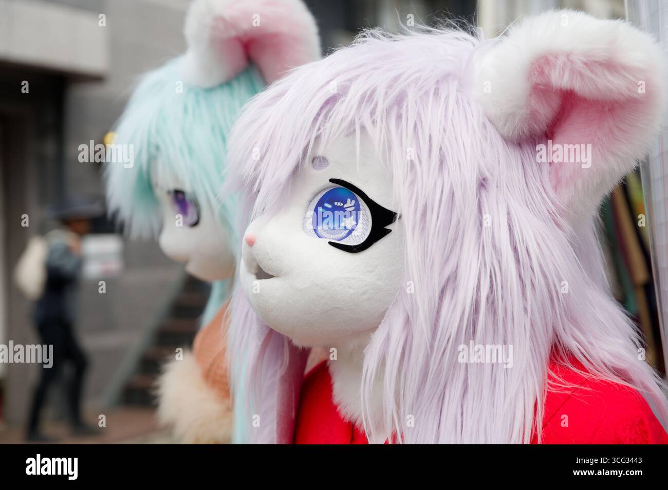 Personnages à fourrure avec fourrure pastel et grands yeux de style anime vus à vendre dans les rues de Kyoto Banque D'Images
