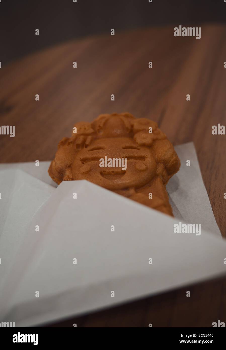 Un bonbon Kyoto en forme de geisha joyeuse, conçu avec des détails et enveloppé dans du papier Banque D'Images