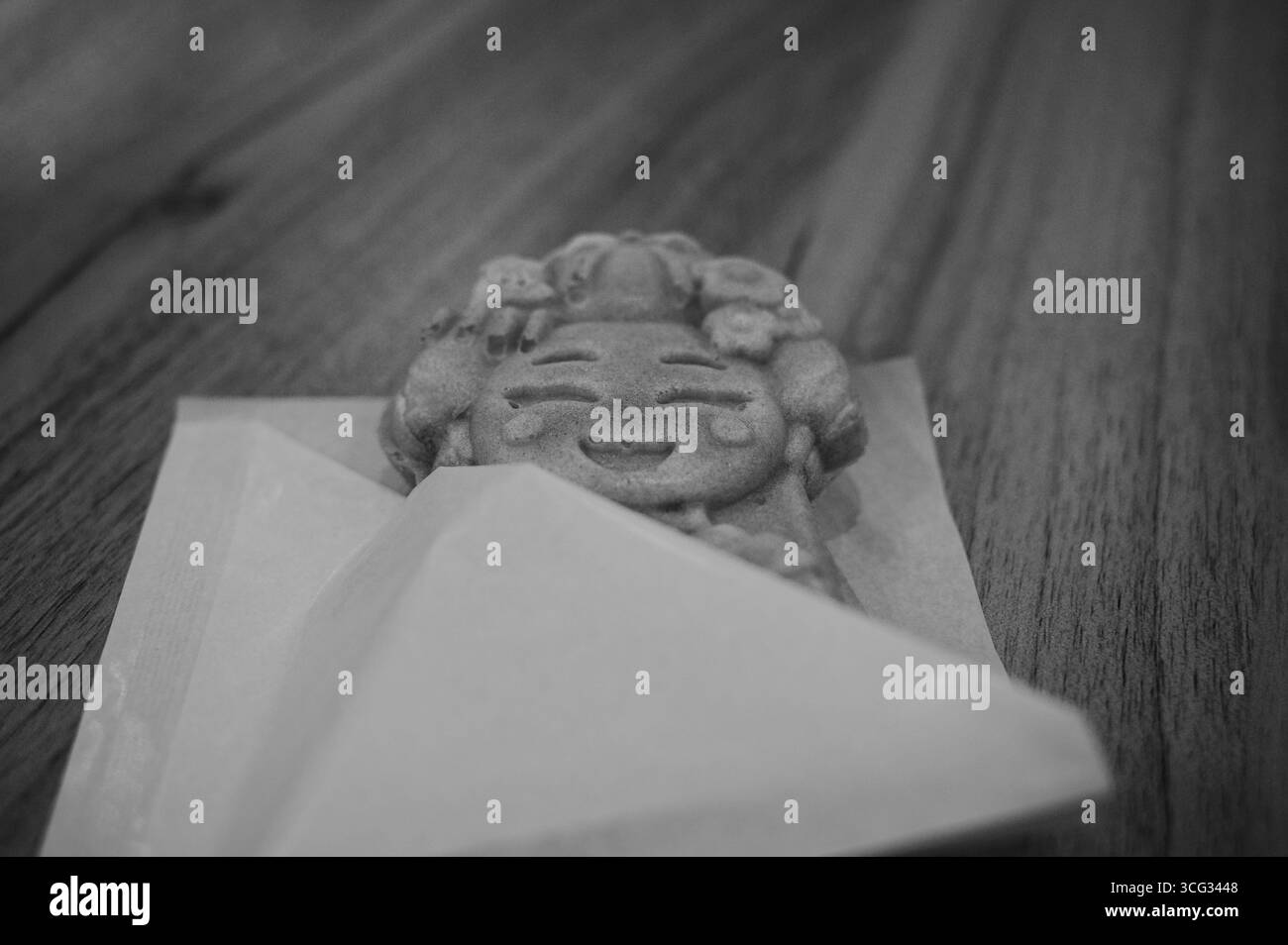 Un bonbon Kyoto en forme de personnage souriant en noir et blanc Banque D'Images