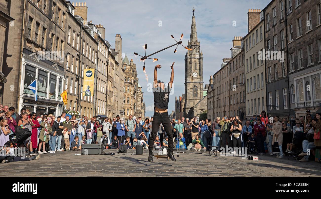 Edinburgh Festival Fringe 2025, Xiao hei, de Taiwan, se produit sur Royal Mile Scotland, Royaume-Uni. Banque D'Images