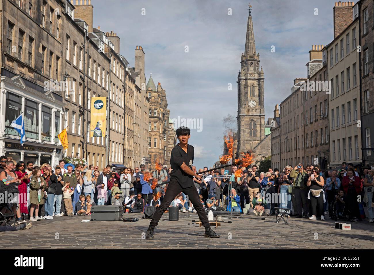 Edinburgh Festival Fringe 2025, Xiao hei, de Taiwan, se produit sur Royal Mile Scotland, Royaume-Uni. Banque D'Images