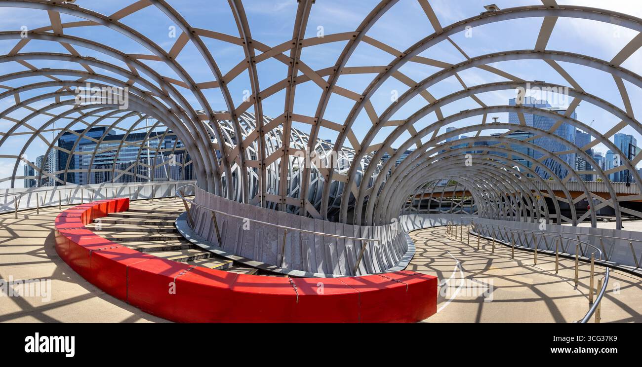 Panorama de l'unique et emblématique pont Webb, Melbourne, Australie. Cette structure contemporaine enjambe la rivière Yarra et est un piéton et cycliste p Banque D'Images
