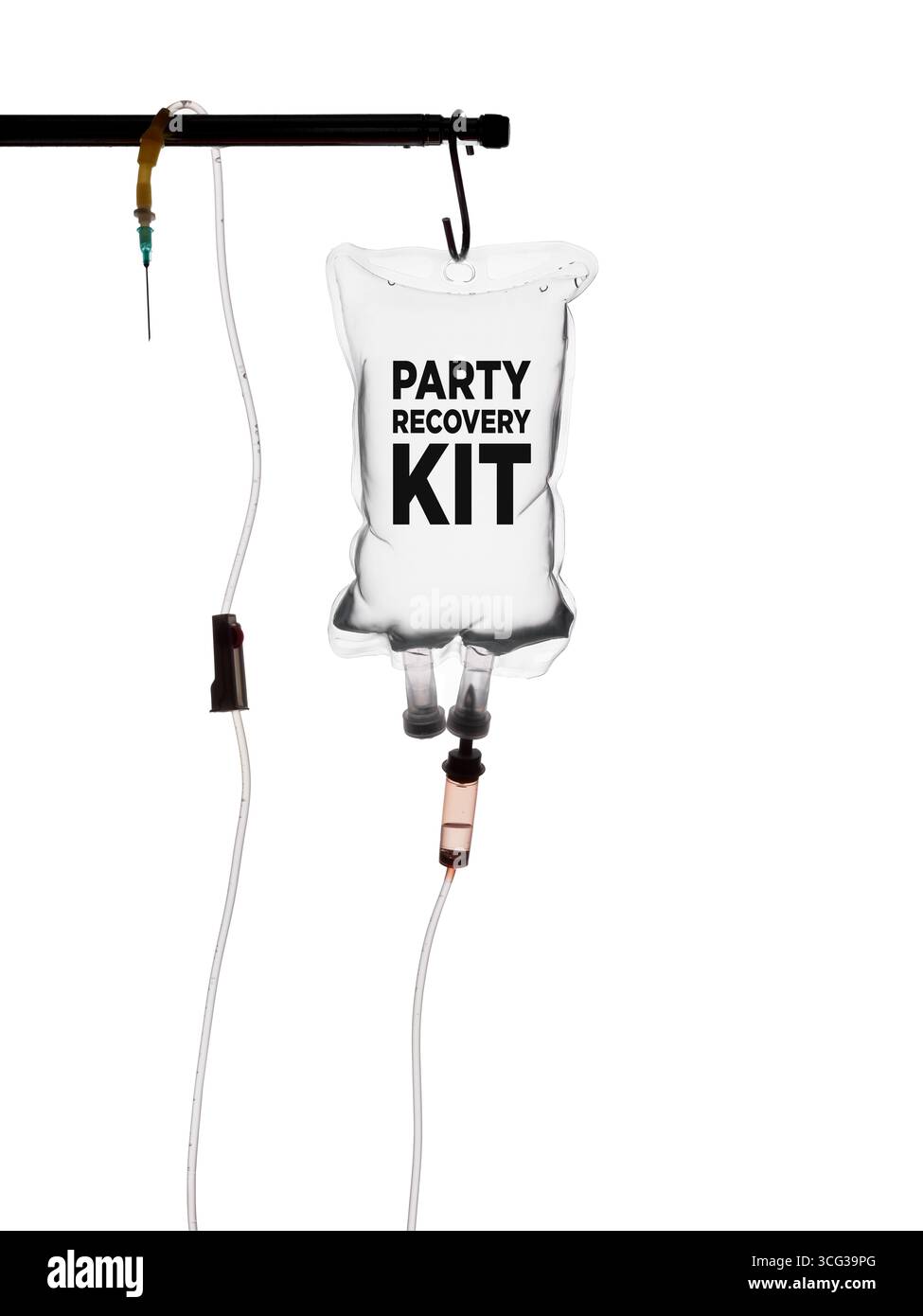 Sac de perfusion intraveineux étiqueté kit de récupération de fête est suspendu à un poteau métallique, suggérant un remède pour les séquelles d'une fête Banque D'Images
