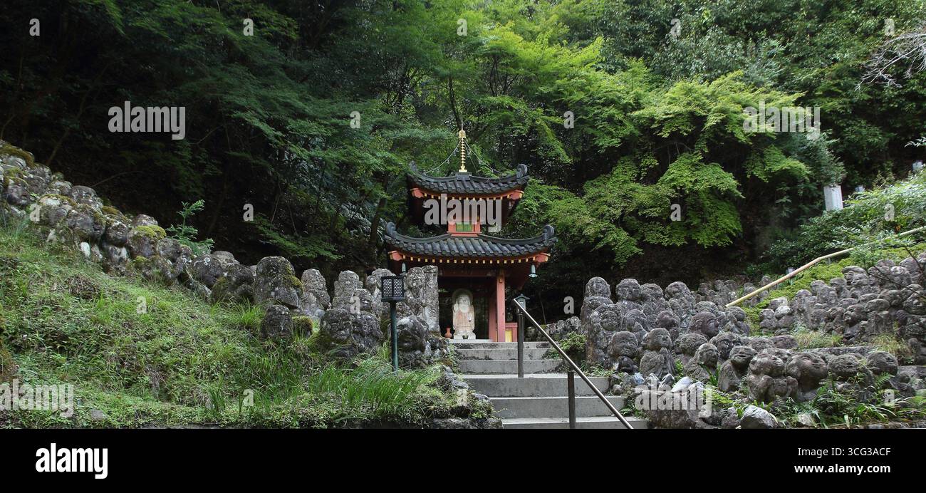 Temple Otagi Nenbutsu-ji à Kyoto avec beaucoup de statues en pierre rakan Banque D'Images