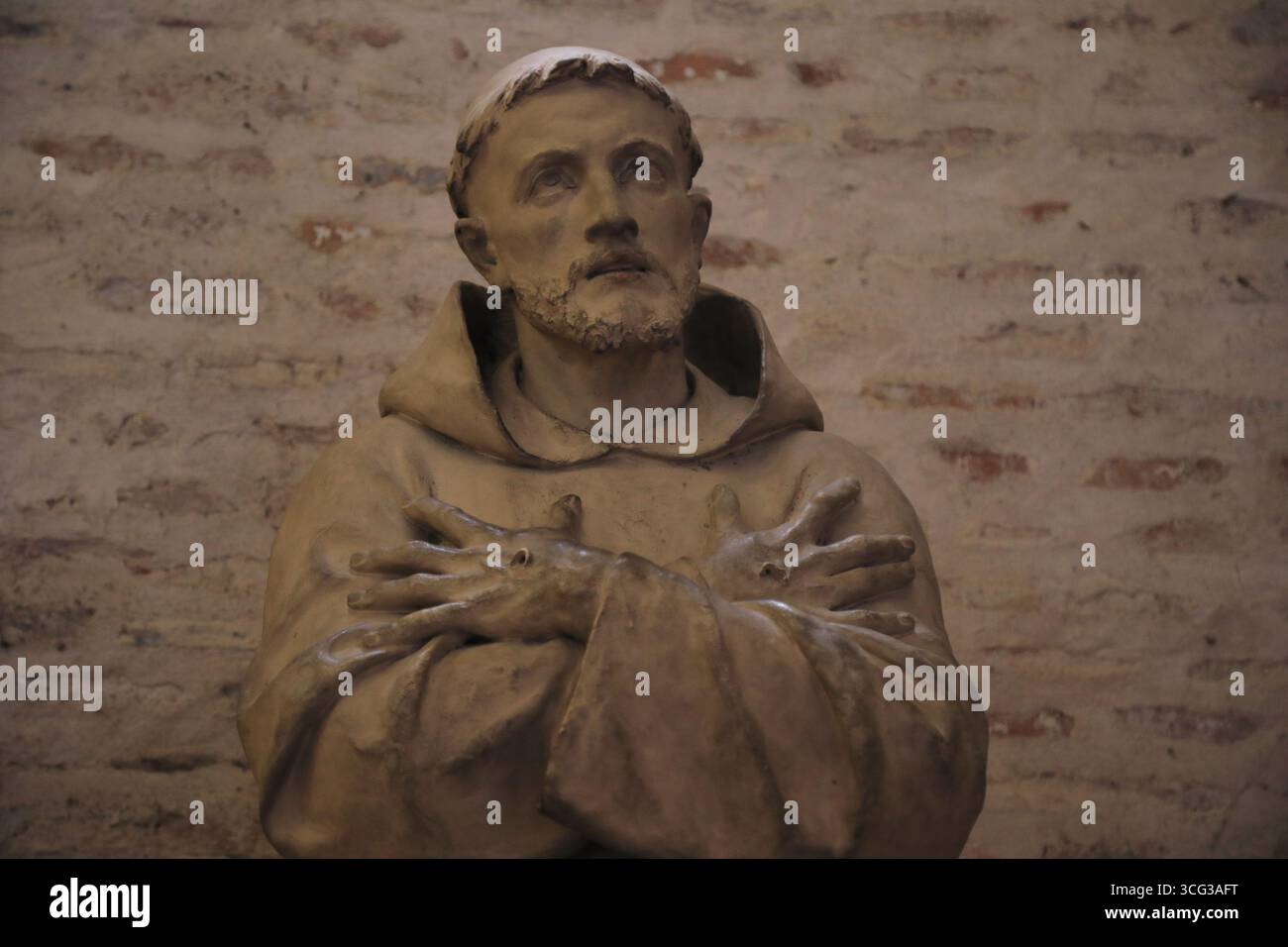 Statue à l'intérieur d'une cathédrale française à Toulouse Banque D'Images