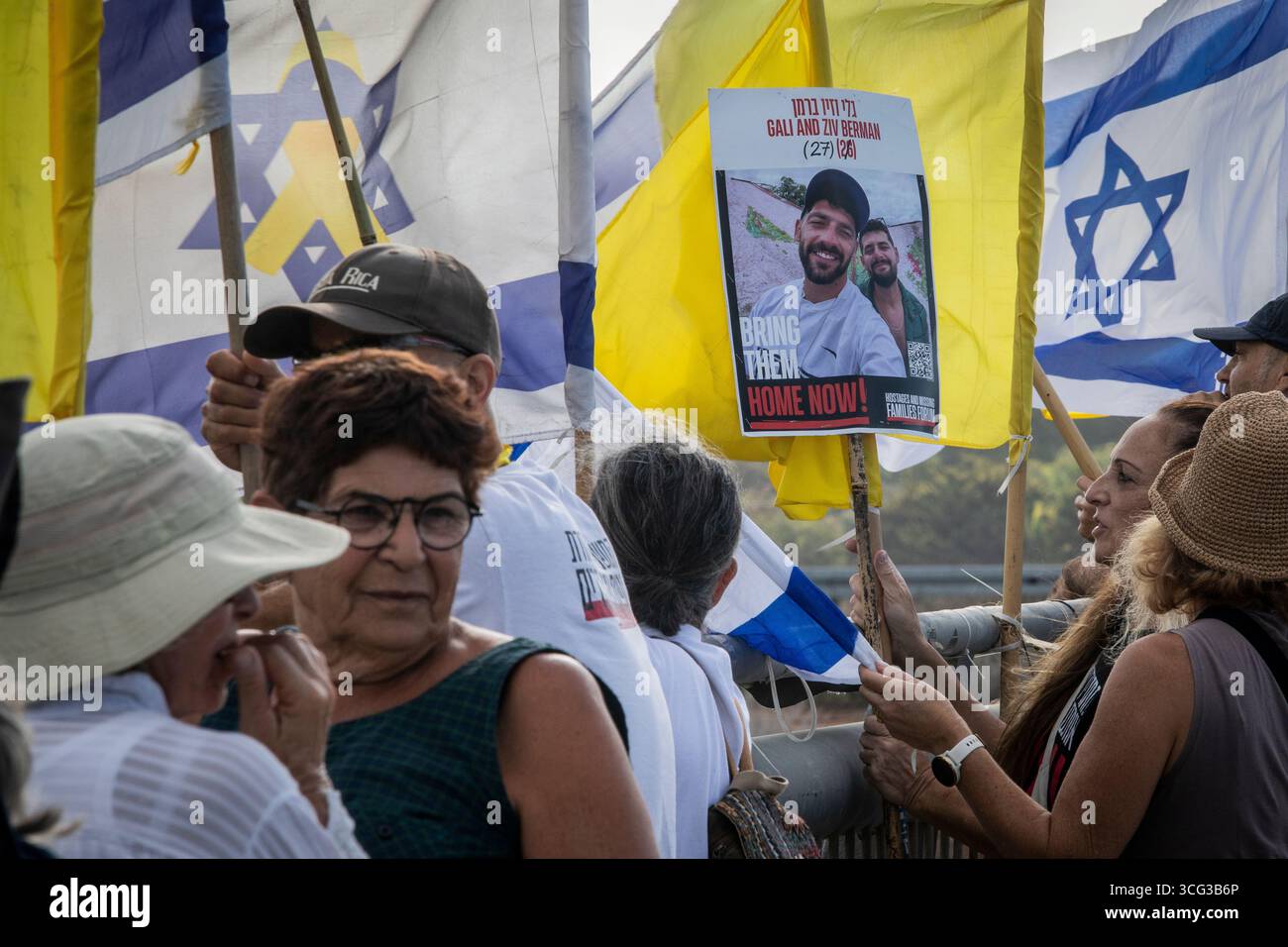 Beit Yanai, Israël. 26 août 2025. Des manifestants israéliens brandissent une pancarte montrant l'image de Gali et Ziv Berman, qui sont retenus en otage par le Hamas à Gaza. Les principales autoroutes à travers Israël ont été bloquées alors que le forum des familles d'otages et des familles disparues ainsi que des groupes anti-Netanyahu et anti-gouvernement ont lancé une autre journée de protestations pour exiger des mesures pour les otages israéliens. Crédit : SOPA images Limited/Alamy Live News Banque D'Images Beit Yanai, Israël. 26 août 2025. Des manifestants israéliens brandissent une pancarte montrant l'image de Gali et Ziv Berman, qui sont retenus en otage par le Hamas à Gaza. Les principales autoroutes à travers Israël ont été bloquées alors que le forum des familles d'otages et des familles disparues ainsi que des groupes anti-Netanyahu et anti-gouvernement ont lancé une autre journée de protestations pour exiger des mesures pour les otages israéliens. Crédit : SOPA images Limited/Alamy Live News Banque D'Images
