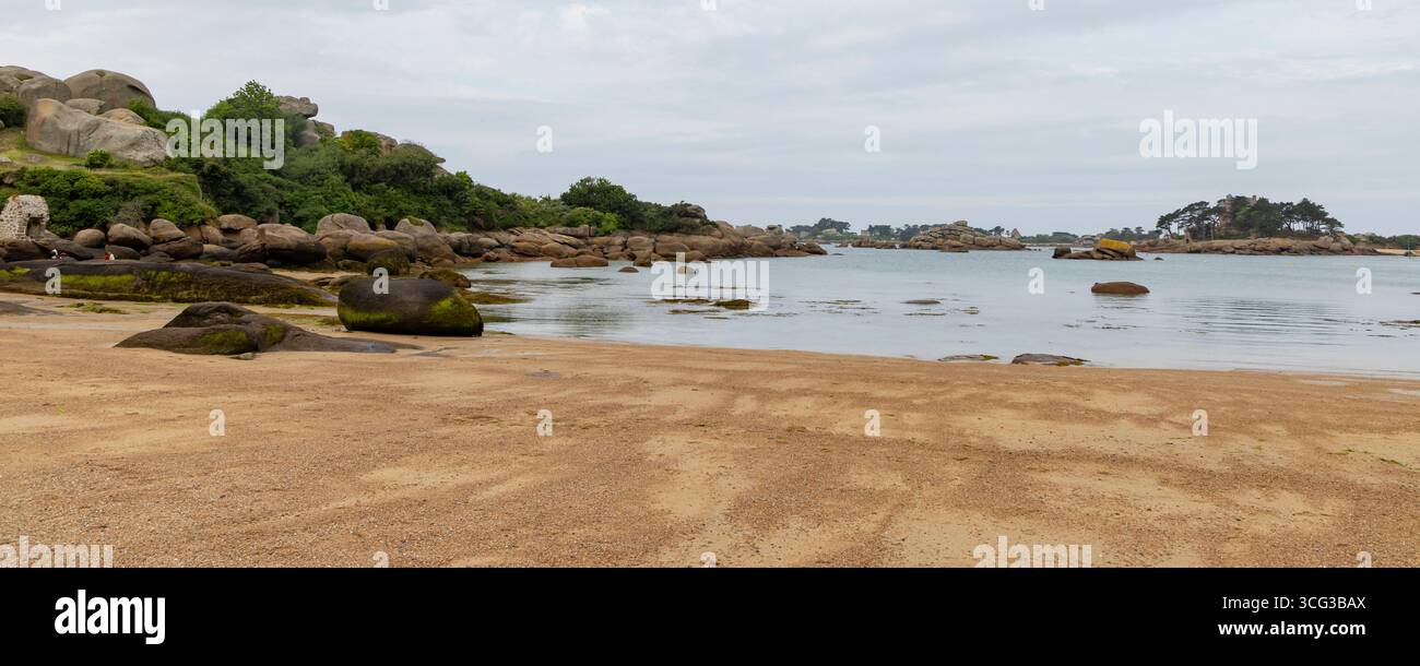 Point de vue sur le phare de Mean Ruz le long de la côte de Bretagne en France Banque D'Images